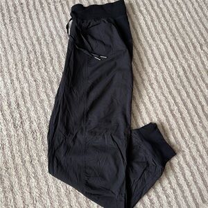 2378  Lululemon dance studio joggers 7/8 size 8 Black Jogger Pants